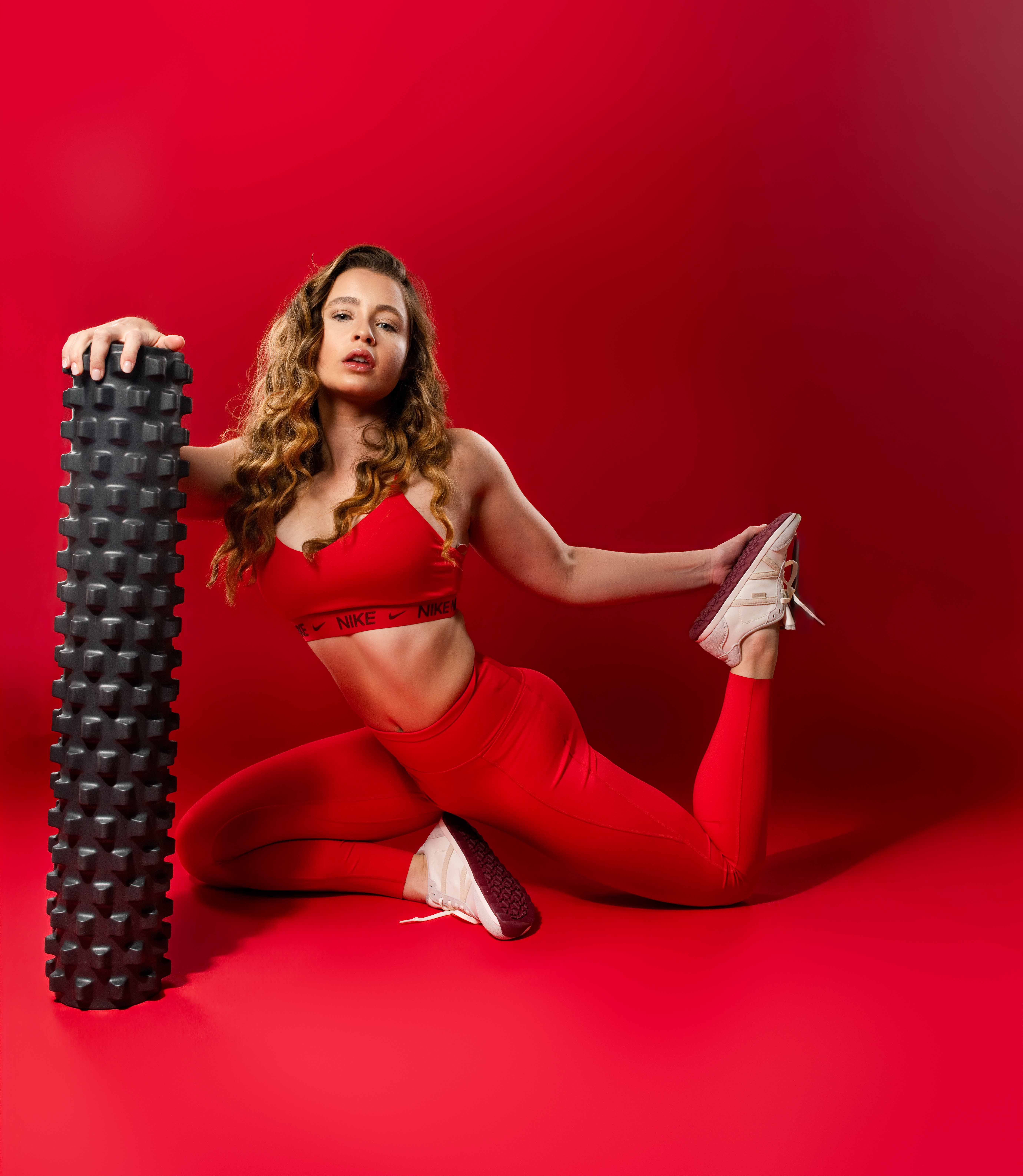 rose physical therapist in washington dc flexing with rumble foam roller